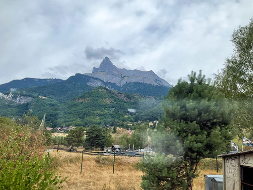 Scenes from the train, mountains getting closer...