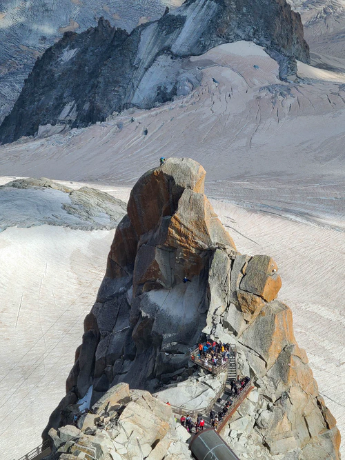 Mountaineers doing mountaineer things.